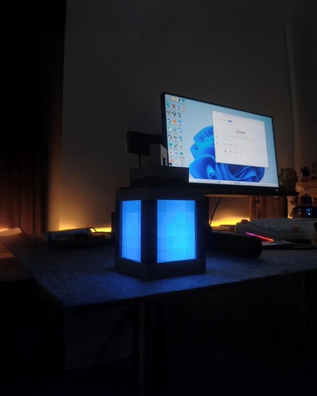 Pixel-Glow Lantern